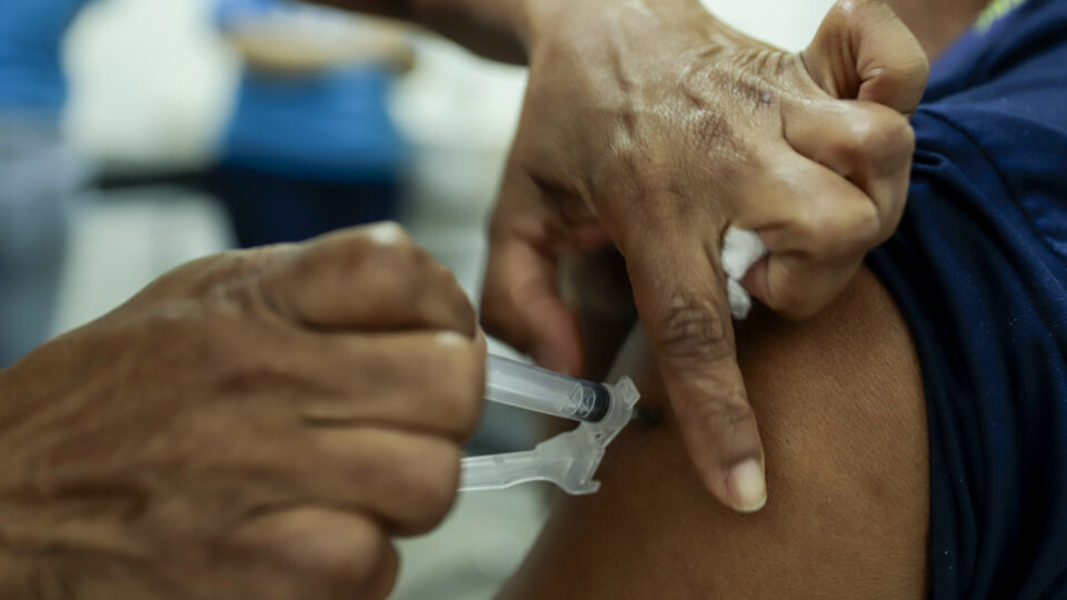 Governo inclui vacinas em centro de monitoramento de medicamentos