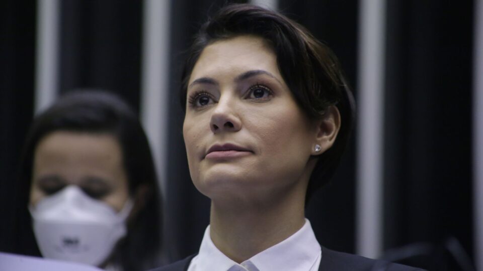 Como a reconciliação com Michelle Bolsonaro pode fortalecer Flávio?