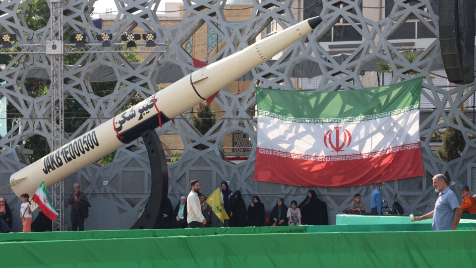 Irã ataca bases dos EUA no Kuwait e no Bahrein
