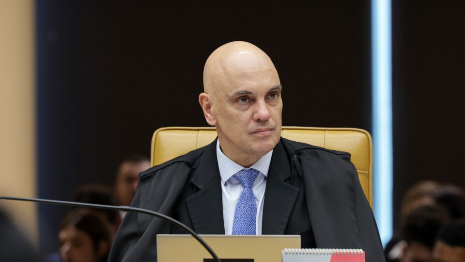“Recebeu Pix de milhões do pai”, diz Moraes ao impor multa a Eduardo