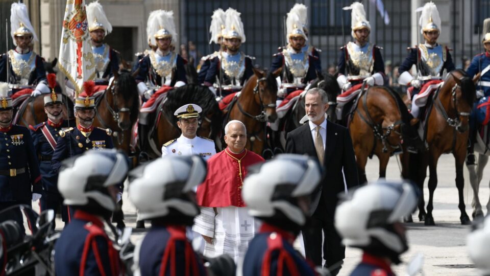 130 mil pessoas acompanham Leão XIV em deslocamento de papamóvel por Madri