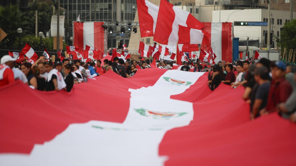 Com esquerdista liderando apuração, órgão eleitoral do Peru envia atas com inconsistências à Justiça
