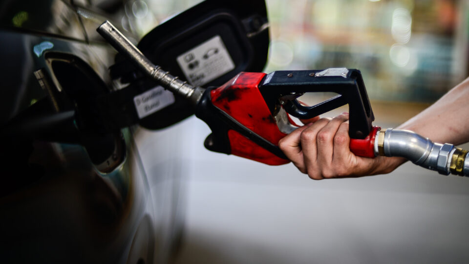 Preço do petróleo cai para menor patamar em três meses após acordo entre EUA e Irã