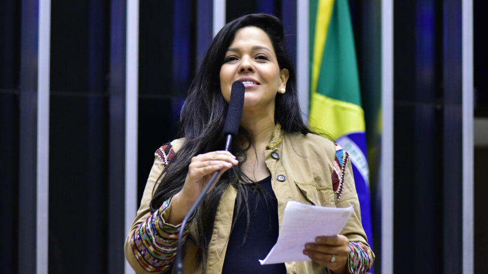 Quem é Priscila Costa, envolvida no conflito entre Flávio e Michelle Bolsonaro