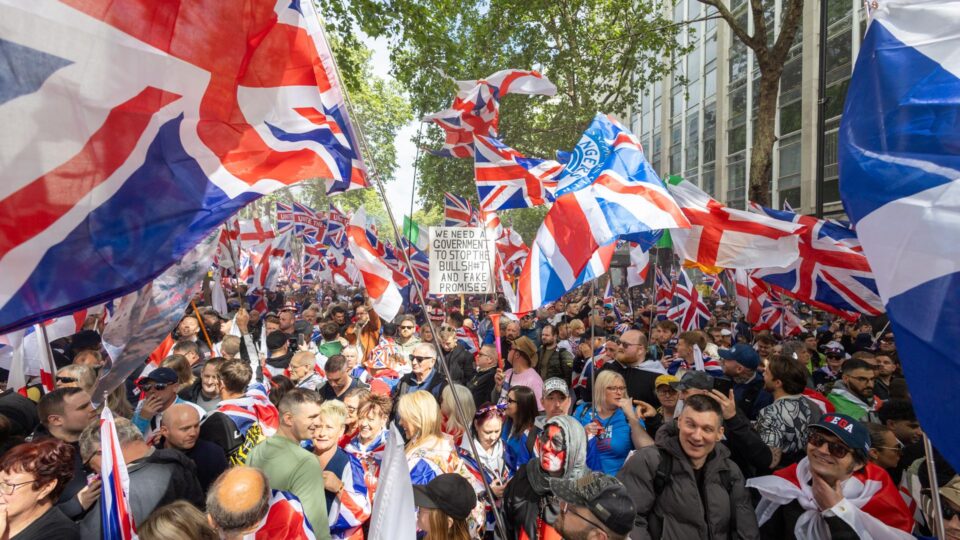 Protestos tomam conta do Reino Unido após imigrante do Sudão realizar ataque na Irlanda do Norte