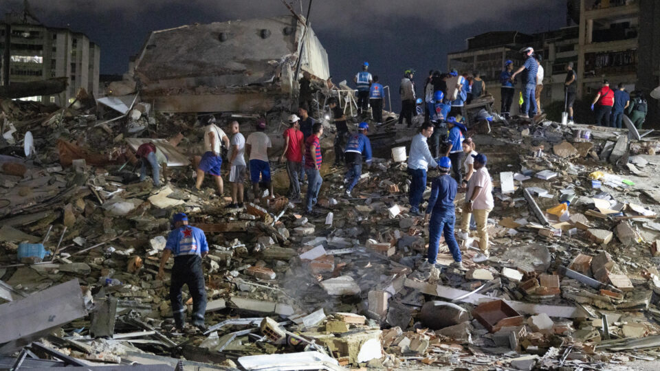 Busca por sobreviventes na Venezuela após terremotos mobiliza equipes de diversos países