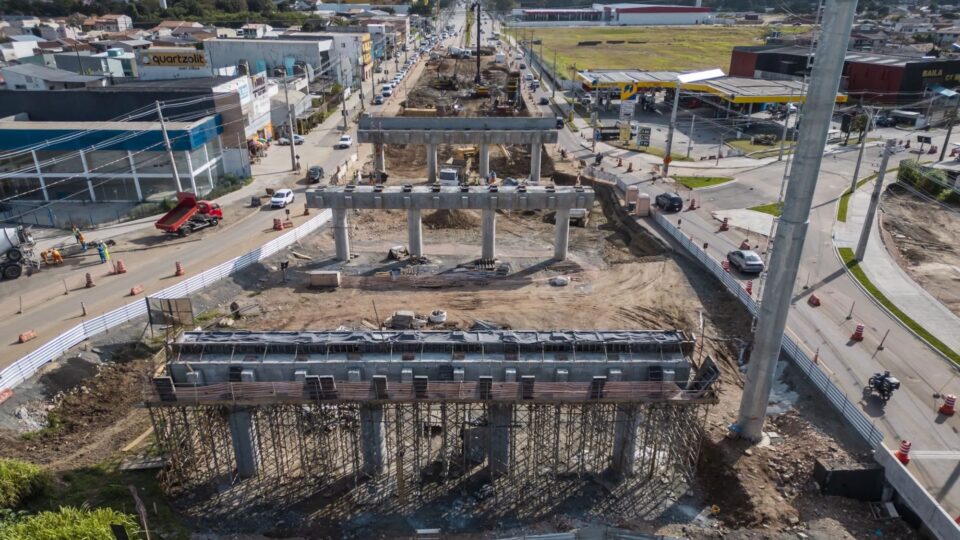Transporte de vigas gigantes para novo viaduto entre Curitiba e Pinhais altera trânsito