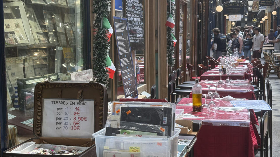 Jantar entre selos: a galeria mais antiga de Paris que atrai colecionadores