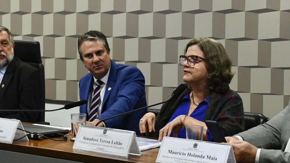 Camilo Santana assume liderança do PT no Senado no lugar de Teresa Leitão
