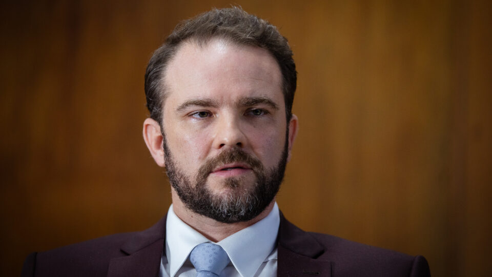 Ministro de Lula volta a ameaçar retorno da taxa das blusinhas