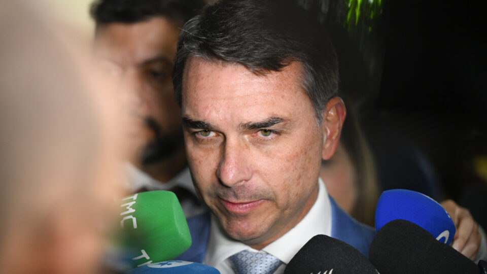PGR pede depoimento de Flávio Bolsonaro e cita chance de retratação