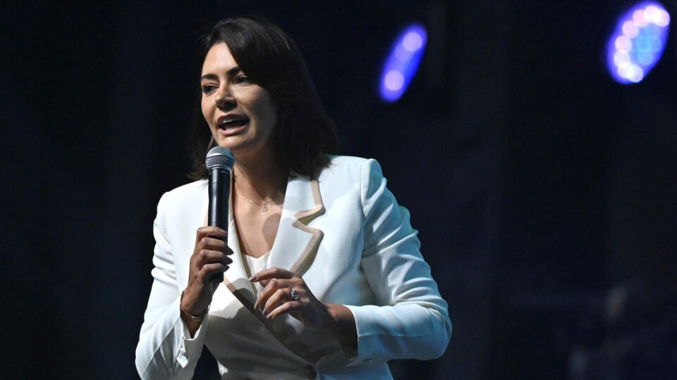 Reconciliação com Michelle empolga campanha de Flávio Bolsonaro e sugere nova fase