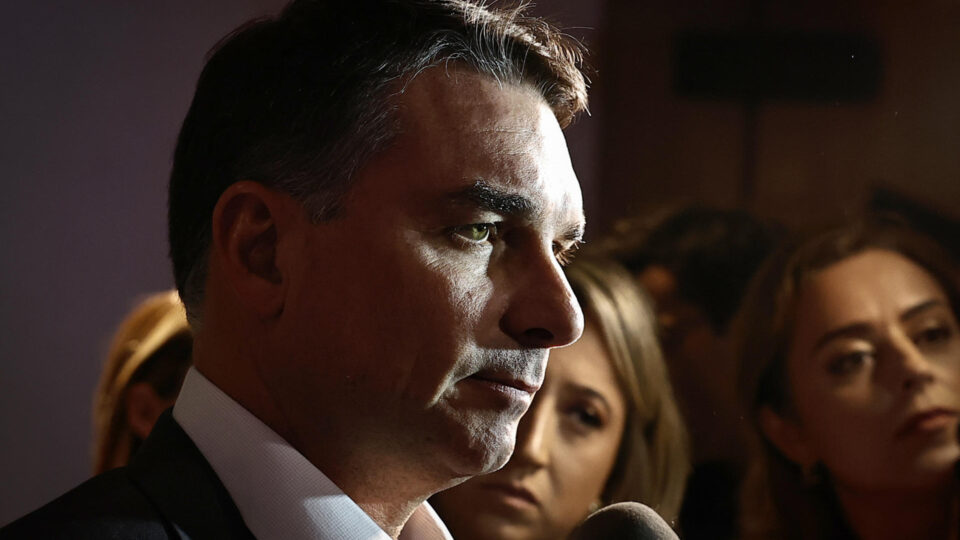 Moraes suspende visitas de Flávio a Bolsonaro por 90 dias e aciona MP Eleitoral