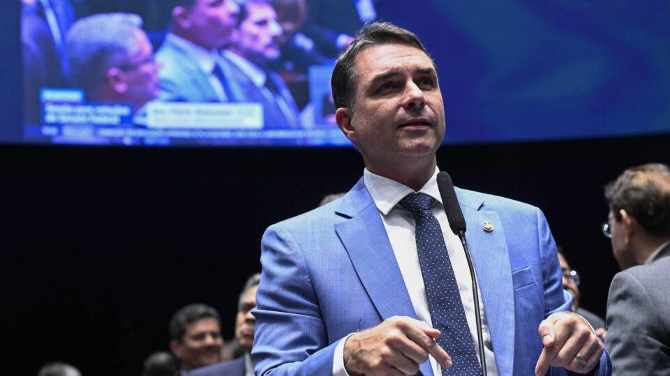 Flávio diz que não vai “abaixar a cabeça para tirano” após Moraes ampliar restrições a Bolsonaro
