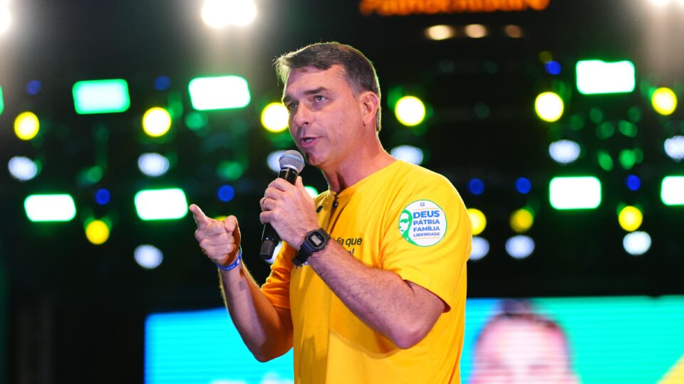 Flávio Bolsonaro diz que Lei Maria da Penha “não protege as mulheres”