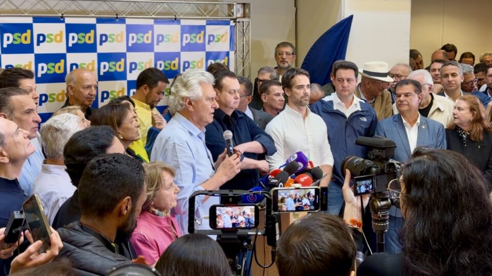 Caiado classifica convenção com Milei de baixaria e ironiza Flávio: “chama o papai”