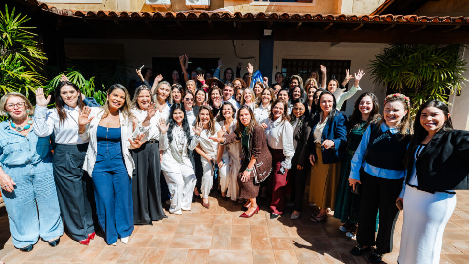 Pivô de crise, Priscila Costa prestigia Flávio Bolsonaro em evento feminino em Brasília