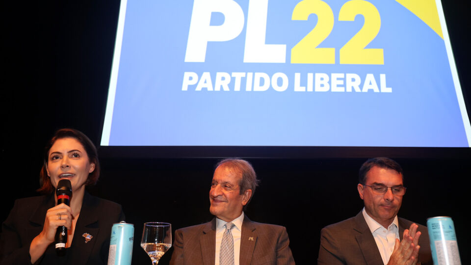 Petistas apoiam críticas públicas de Michelle a Flávio Bolsonaro, aponta pesquisa