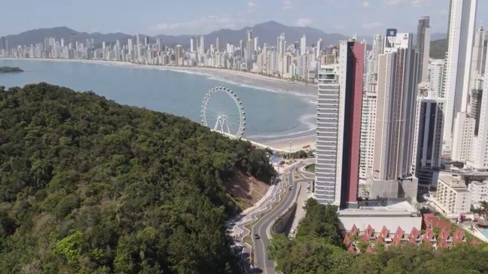 Balneário Camboriú barra arranha-céu de 42 andares para salvar vista de cartão-postal