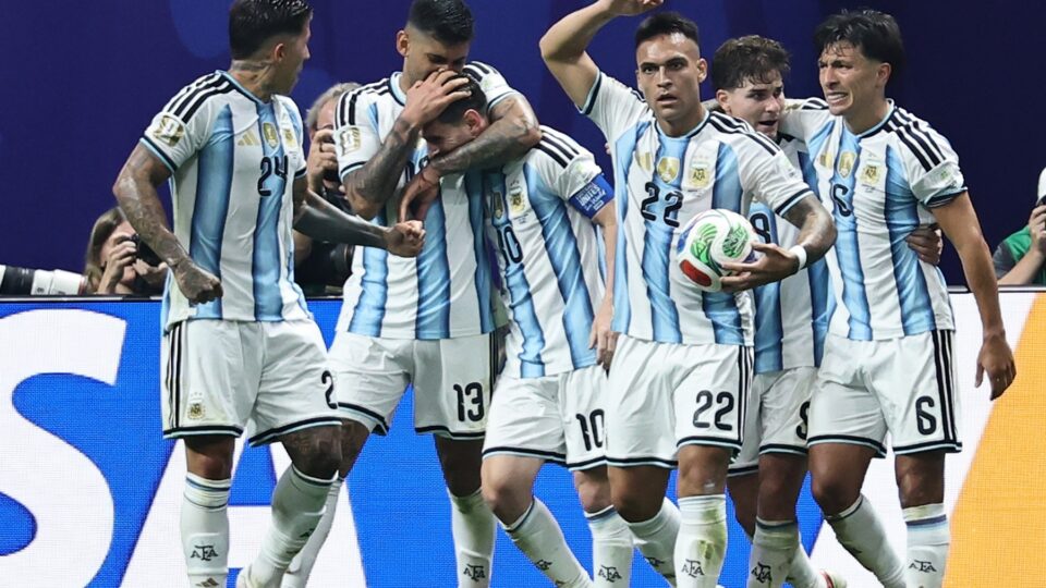 Argentina vira no fim e se classifica para as quartas de final da Copa