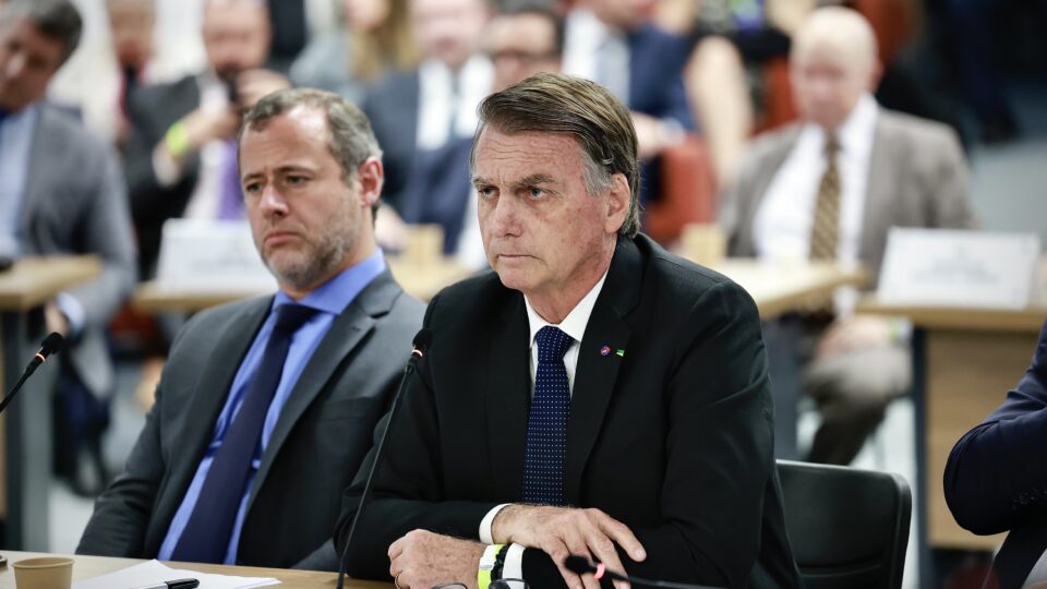 Punições a Jair Bolsonaro evoluem da inelegibilidade até chegar ao isolamento total