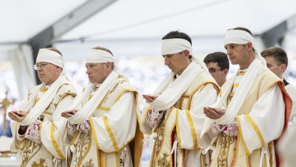 Quem é o grupo tradicionalista FSSPX e por que ele foi excomungado?