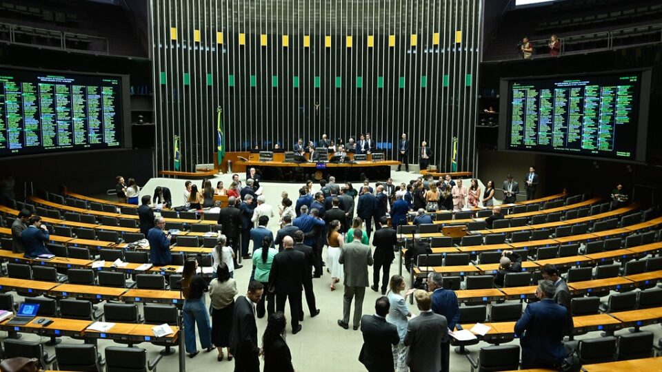 Por que o Congresso engavetou a CPMI do Master e as PECs de Lula?