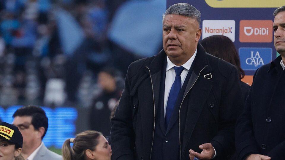 Presidente da associação argentina de futebol tem celular apreendido nos EUA e é intimado
