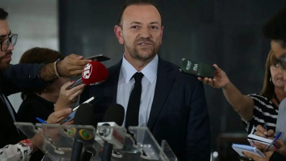 Presidente do PT reforça apoio a Jaques Wagner, alvo da PF no caso Master