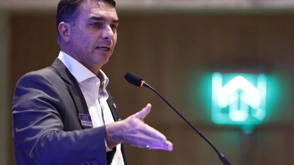 Flávio diz que Lula “está se lixando para produtos brasileiros”