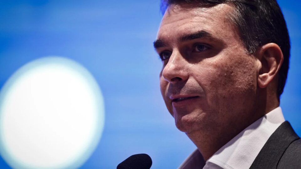 Flávio compartilha postagem de Rubio sobre tarifaço e diz que Brasil está em “avião sem piloto”
