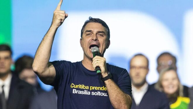 Flávio Bolsonaro acusa governo Lula de fortalecer facções criminosas