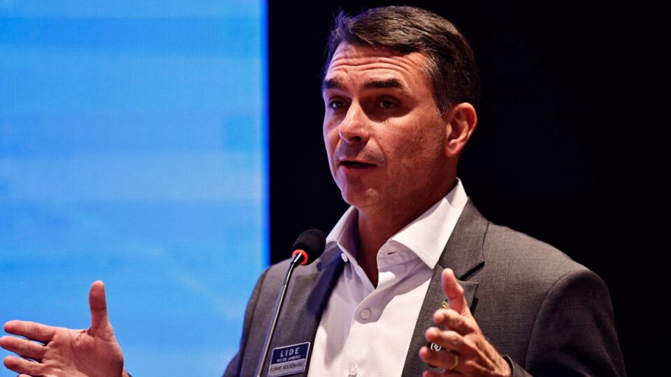 Flávio Bolsonaro afirma estar aberto ao diálogo e apoio de Michelle