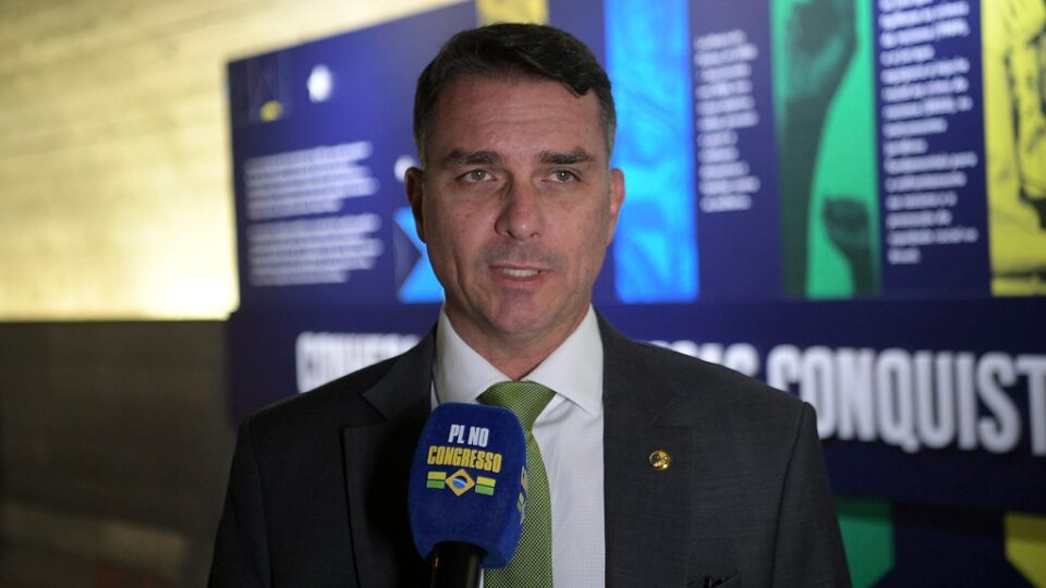 PT pede à PF para investigar Flávio Bolsonaro por favorecimento ao Banco Master
