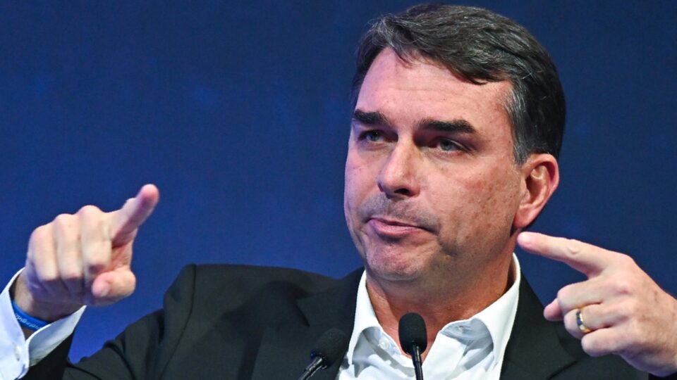 Flávio Bolsonaro propõe zona de livre comércio com EUA e cita acordo com Milei