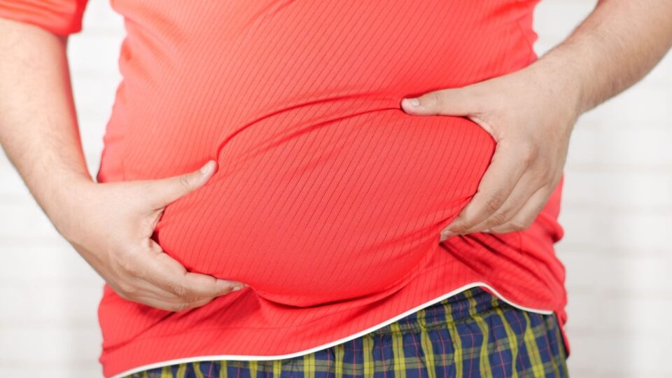 Como o envelhecimento favorece o acúmulo de gordura abdominal?