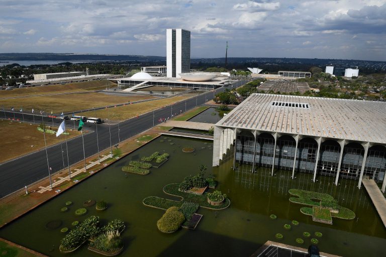Estudo legislativo aponta para a necessidade de novas reformas para estabilizar a dívida pública