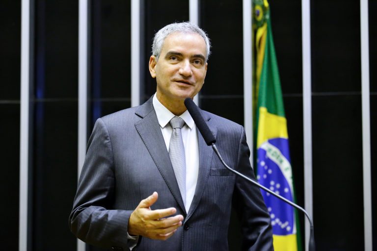 Projeto cria política nacional para combater a solidão entre idosos
