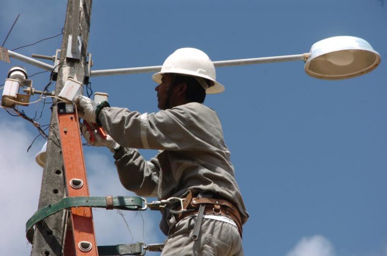 Projeto estabelece regras para uso de postes por empresas de energia e teles