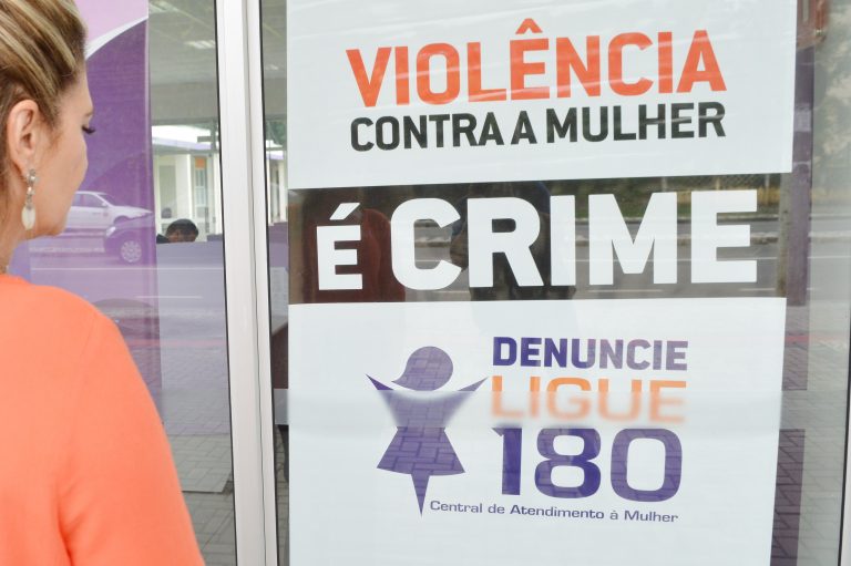 Nova lei prevê reforço na divulgação de telefone para denúncias de violência contra mulher