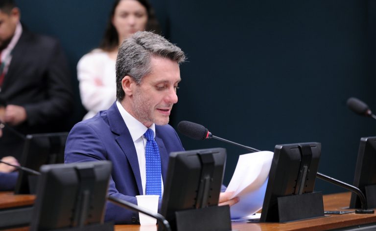 Comissão aprova prioridade para cuidadores em programas federais de capacitação