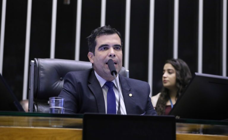 Comissão aprova cancelamento gratuito de passagem aérea por doença ou morte na família  