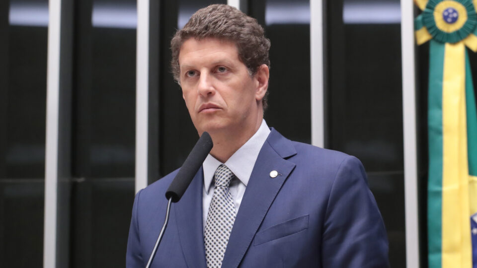 Salles avalia que Eduardo seria melhor do que Flávio para substituir Bolsonaro