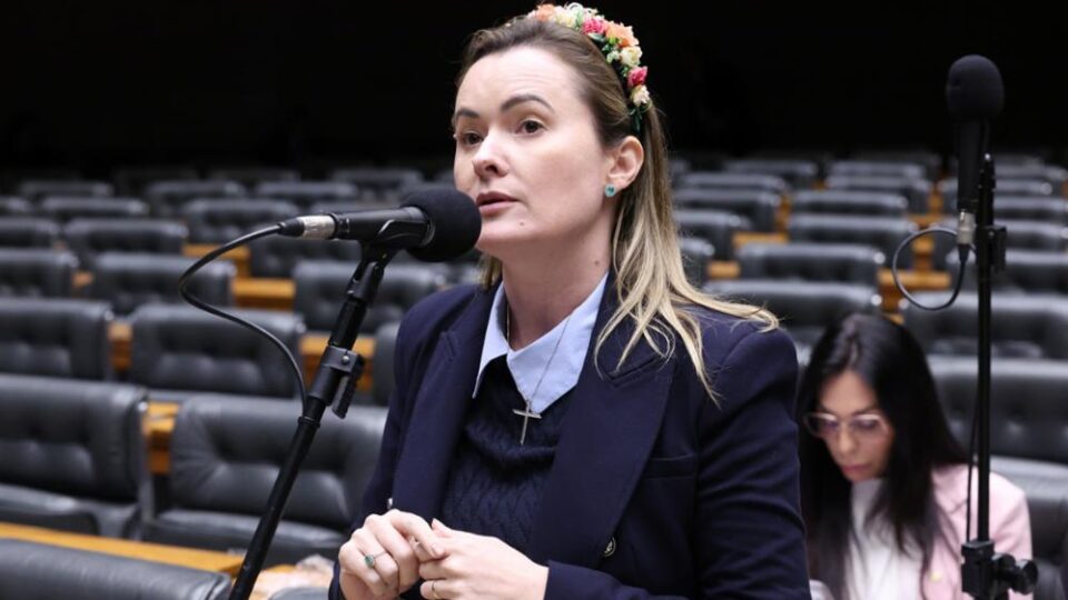 Júlia Zanatta questiona “apagão de controle” do Bolsa Família para população de rua
