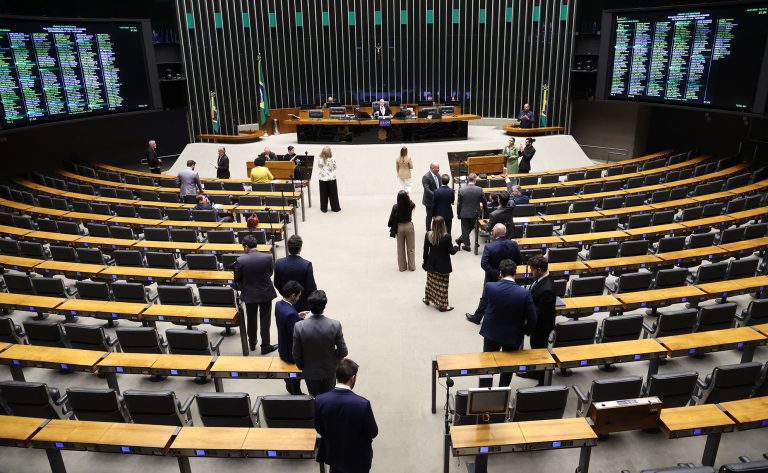 Câmara aprova suspensão de prescrição para condenado que fugir da prisão