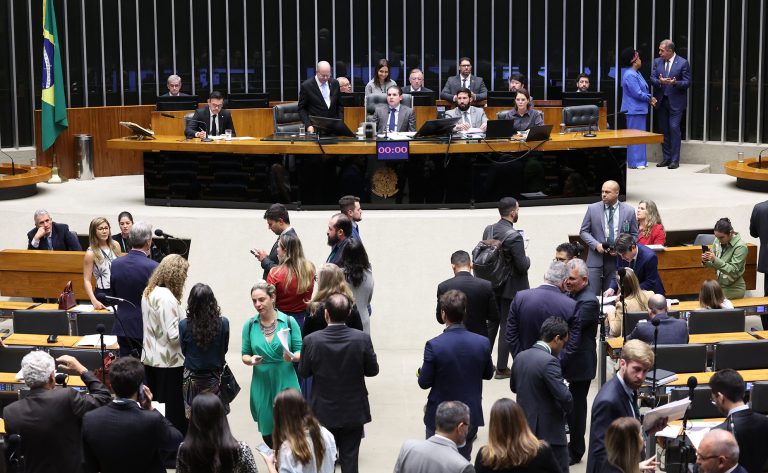 Retrospectiva: Câmara aprovou no 1º semestre acordo Mercosul-UE, fim da escala 6×1 e reajuste para professores