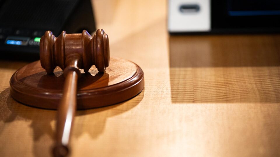 MP denuncia ex-juiz por emprestar celular a presos