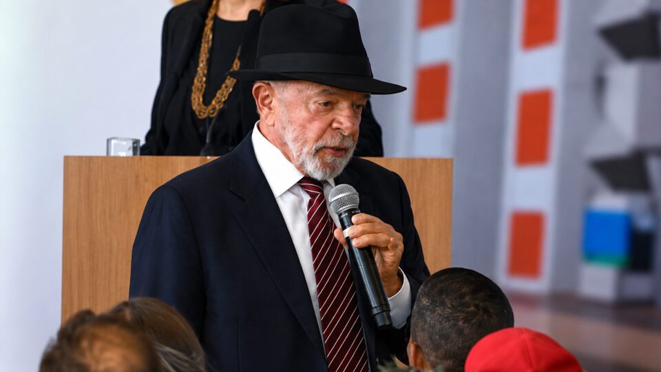 Lula dá o nome da mãe, Lindu, a hospital de cidade onde nasceu em PE