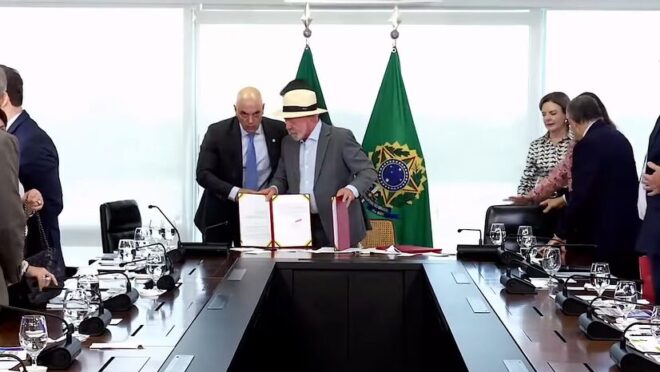 Lula convida Moraes para “tomar um café” após evento no Planalto; veja vídeo