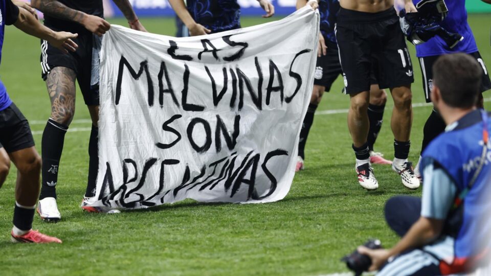 Reino Unido cobra investigação da Fifa após jogadores argentinos exibirem faixa sobre Malvinas
